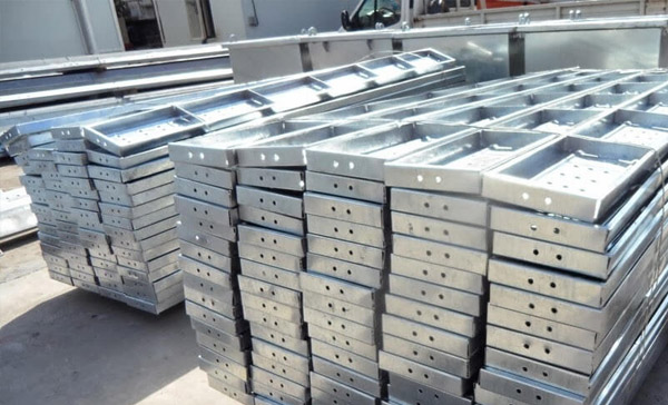 Ưu tiên sử dụng sàn thao tác trên cao bền bỉ, chịu lực tốt