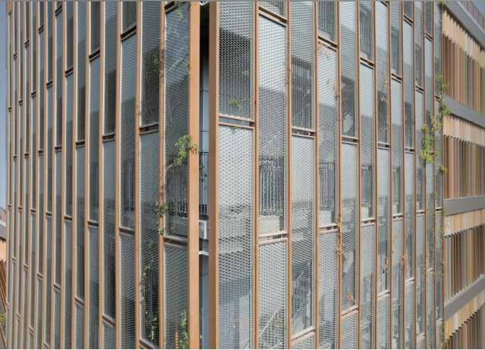 Lưới mắt cáo được ứng dụng làm mặt dựng (facade) cho công trình hiện đại, giúp tăng tính thẩm mỹ, thông gió và che nắng hiệu quả.